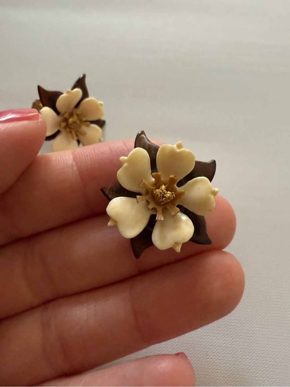 1960s Mod Flower Power Gogo Twiggy Earrings - Picture 3 of 7